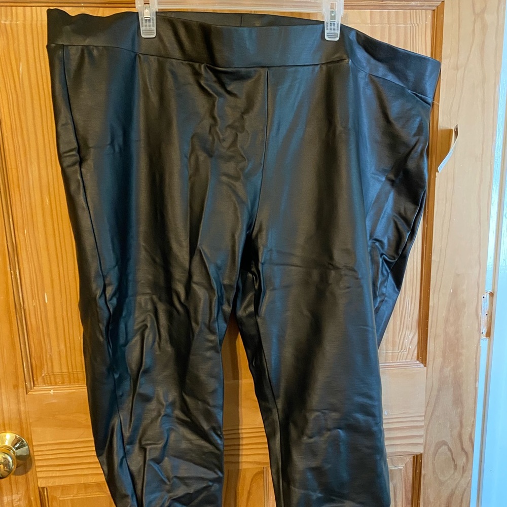 Torrid 5x faux leather leggings with back detail NWT